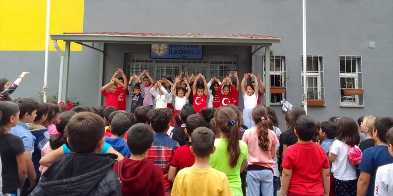 Erzurum'da ilkokul öğrencileri İstiklal Marşı'nı işaret diliyle okudu