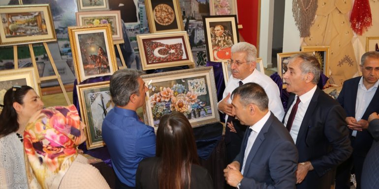 Erzurum'da kurslara katılan kadınlar el emeği ürünlerini sergiledi