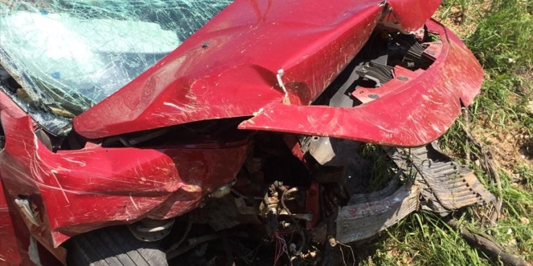 Erzurum'da otomobil şarampole devrildi 2 kişi öldü, 3 kişi yaralandı