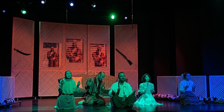 Erzurum'da 'Zoraki Tabip' komedi oyunu sağlıkçılar için seyirciyle buluştu