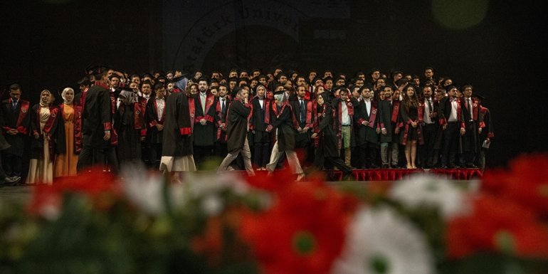 ERZURUM - Eğitim hayatlarında ayrılmayan ikizler tıp fakültesinden de birlikte mezun oldu1