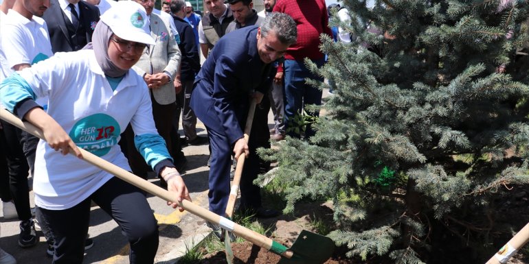 Erzurum'da fidanlar "Tableti, telefonu bırak doğaya bak" temasıyla toprakla buluştu