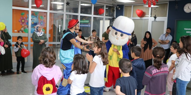 Lösemili ve diyabetli çocuklar hastanedeki palyaçolu kermeste moral depoladı