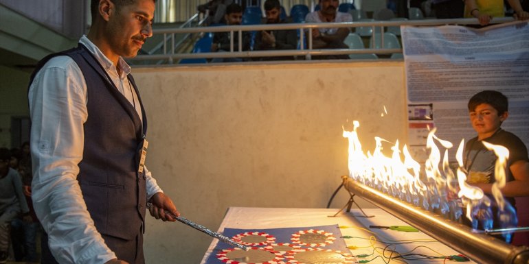 Erzurum'da öğrenciler alevleri ses dalgalarıyla dans ettirdi