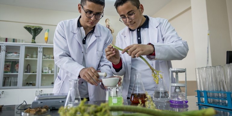 Öğrencilerin "ışkın"ın akciğere faydalarıyla ilgili projesi TÜBİTAK'tan ödül getirdi