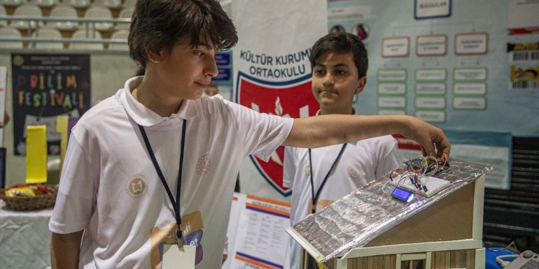 Erzurum'da ortaokullular atık malzemelerden kar birikmesi ve buzlanmaya karşı proje yaptı