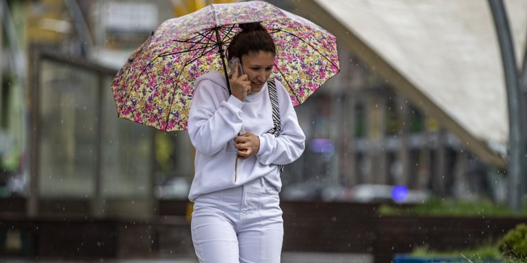 ERZURUM - Sağanak nedeniyle sürücülerle vatandaşlar zor anlar yaşadı1
