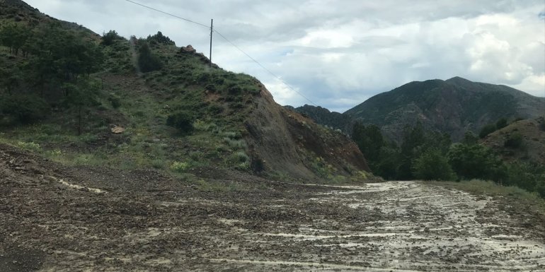 Erzurum'da sağanak yüzünden mahalle yolu kapandı, tarım alanları zarar gördü