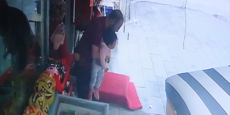 Soluk borusuna şeker kaçan minik kızı marketçi babası kurtardı