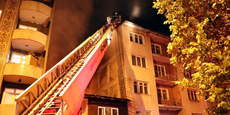 Erzurum'da 3 metruk bina yandı