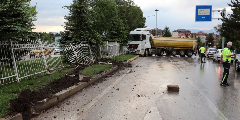Erzurum'da yağış nedeniyle kaldırıma çarpan kamyonun sürücüsü yaralandı