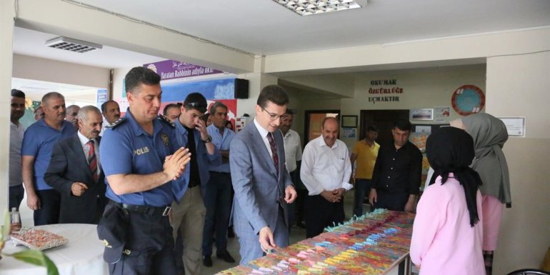 Genç Kaymakamı Kaptanoğlu, ebru sergisini gezdi1