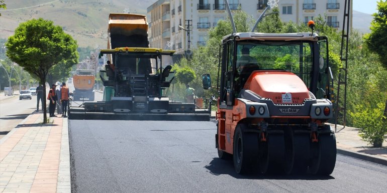 Gevaş'ta asfalt çalışmaları sürüyor