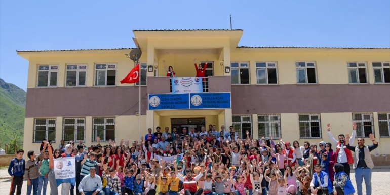 Gönüllü üniversite öğrencileri köy okuluna kütüphane kurdu