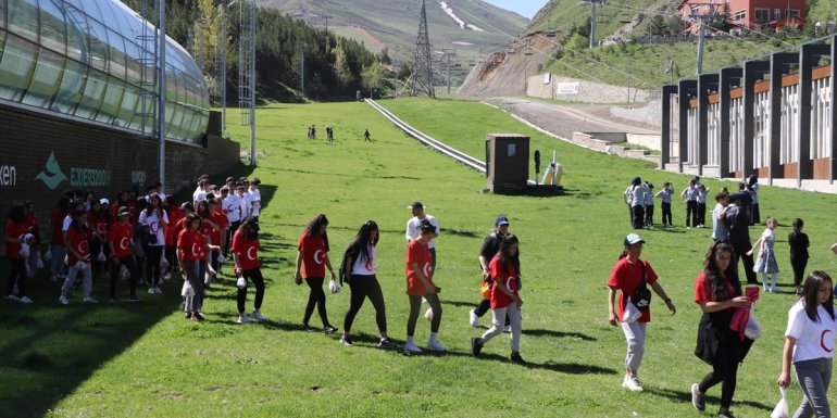 Gönüllüler, çevre farkındalığı için Palandöken Kayak Merkezi'nde çöp topladı