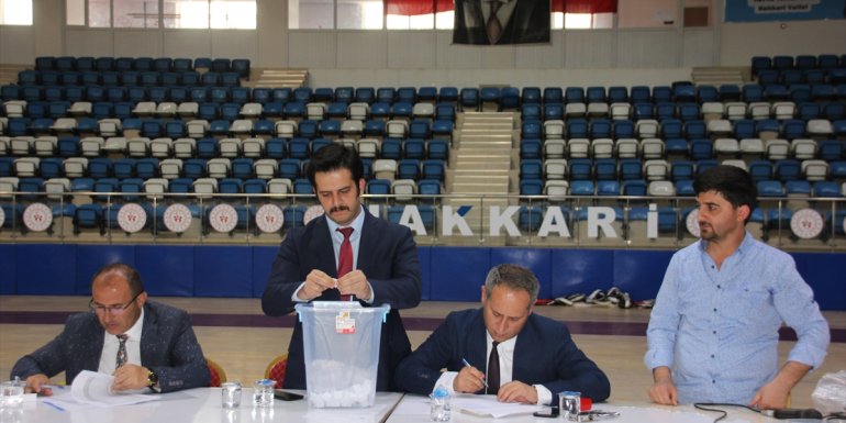 Hakkari Belediyesine alınacak 8 daimi işçi için kura çekildi1