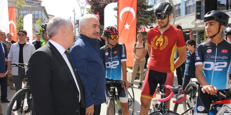 Hakkari'deki bisiklet yarışı İçişleri Bakan Yardımcısı Ersoy'un komutuyla başladı: