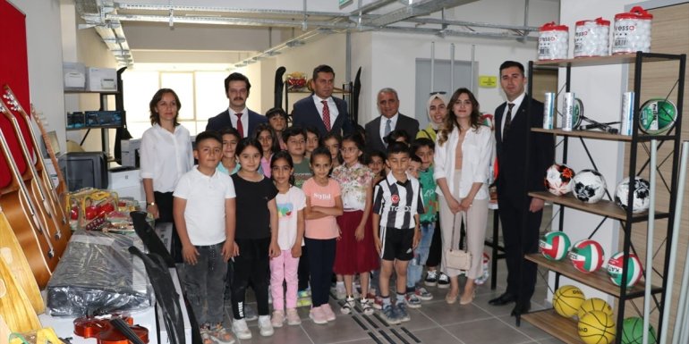 Hakkari'de 70 okula malzeme desteğinde bulunuldu