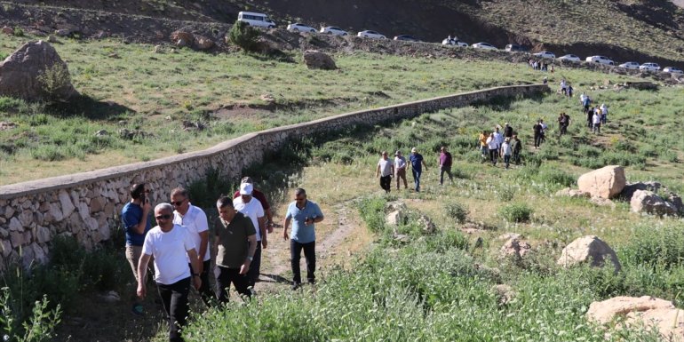 Hakkari'de eğitimciler doğa yürüyüşü yaptı