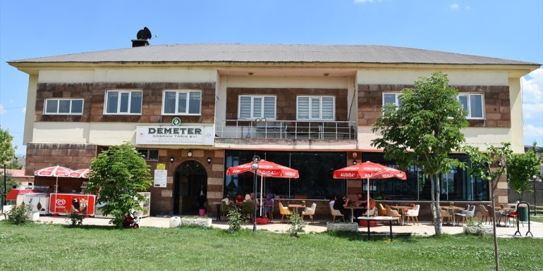 Hakkari'de kadınların ürettiği yöresel ürünler sofrada buluştu