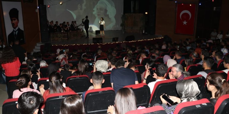 Hakkari'de öğretmen ve öğrencilerden 'Yeşilçam' konseri