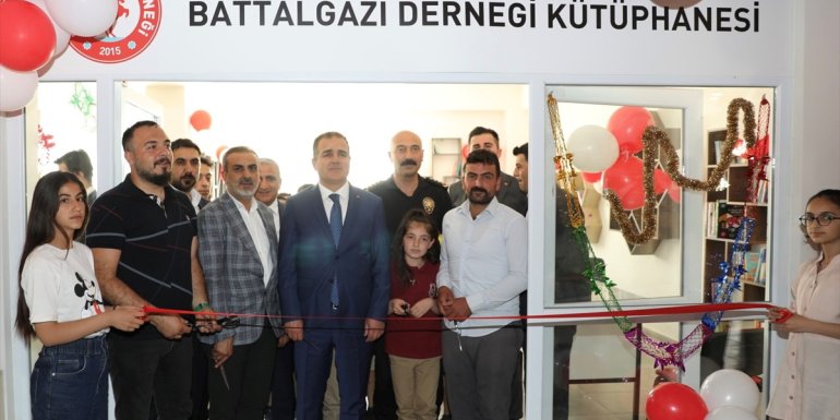 Hakkari'de okulda kurulan kütüphane ve müzik atölyesinin açılışı yapıldı