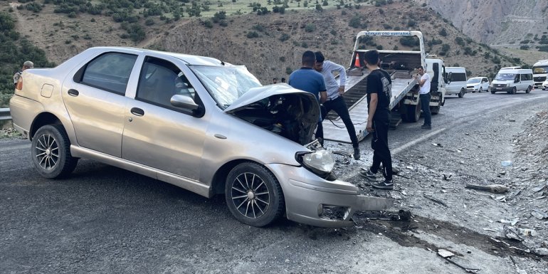 Hakkari'de otomobille hafif ticari araç çarpıştı, biri ağır 7 kişi yaralandı