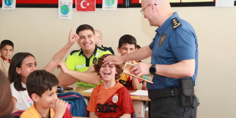Hakkari'de polisler yaptıkları etkinliklerle öğrencileri sevindirdi