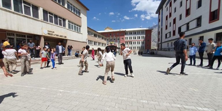 Hakkari'de unutulmaya yüz tutan oyunlar yeniden canlandırıldı