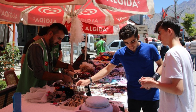 Hakkari'de yetim ve ihtiyaç sahipleri yararına kermes düzenlendi