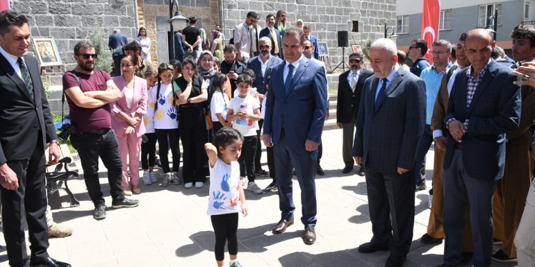 Vali Akbıyık, İstiklal Marşı'nı ezbere okuyan 4 yaşındaki çocuğa tablet hediye etti