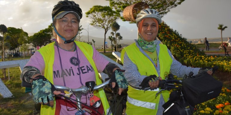 Hastalara umut vermek için İzmir'den bisikletle yola çıkan 2 kadın Bitlis'e geldi