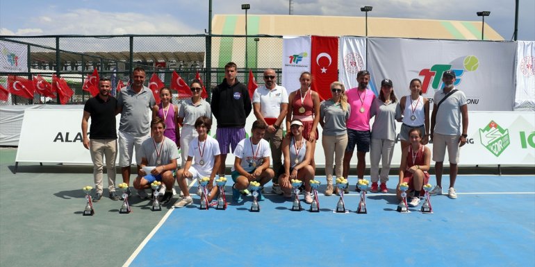 Iğdır'da düzenlenen Kayısı Cup Tenis Turnuvası sona erdi