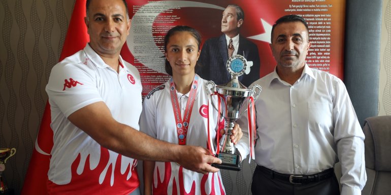 Okul, aile, antrenör ve toplum desteği kick boksçu "Kader"i kürsüye taşıdı