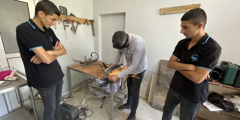 Iğdırlı öğretmen atık metallerle yaptığı hayvan figürleriyle doğaya dikkati çekiyor