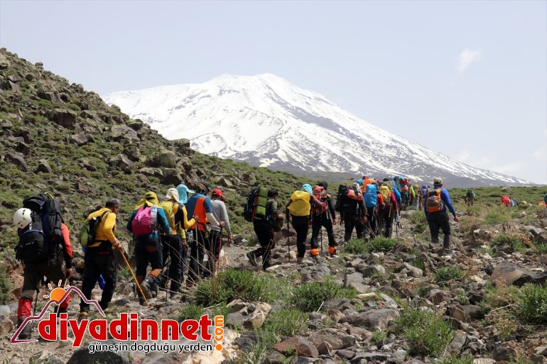 İranlı doğa ve dağcılık tutkunları zirve tırmanışı için Ağrı Dağı