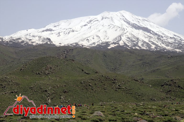 İranlı doğa ve dağcılık tutkunları zirve tırmanışı için Ağrı Dağı