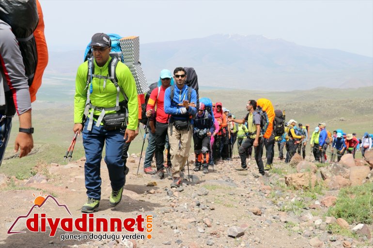 İranlı doğa ve dağcılık tutkunları zirve tırmanışı için Ağrı Dağı