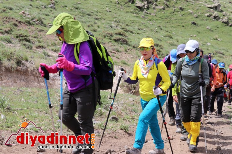 İranlı doğa ve dağcılık tutkunları zirve tırmanışı için Ağrı Dağı