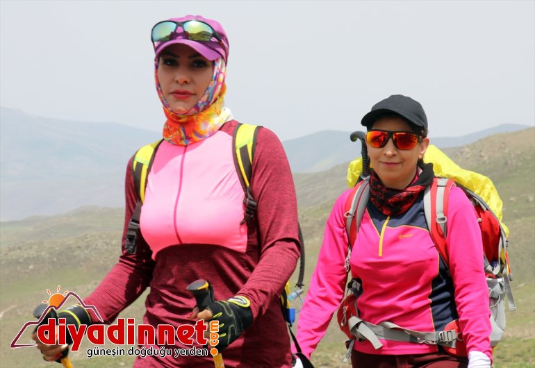 İranlı doğa ve dağcılık tutkunları zirve tırmanışı için Ağrı Dağı