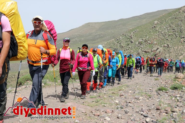 İranlı doğa ve dağcılık tutkunları zirve tırmanışı için Ağrı Dağı