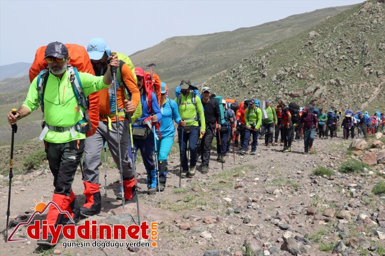 İranlı doğa ve dağcılık tutkunları zirve tırmanışı için Ağrı Dağı