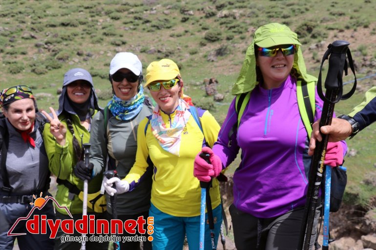 İranlı doğa ve dağcılık tutkunları zirve tırmanışı için Ağrı Dağı