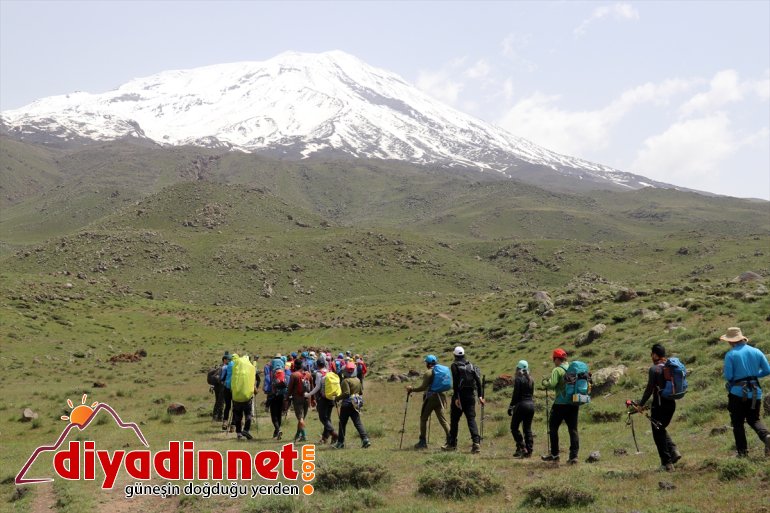 İranlı doğa ve dağcılık tutkunları zirve tırmanışı için Ağrı Dağı