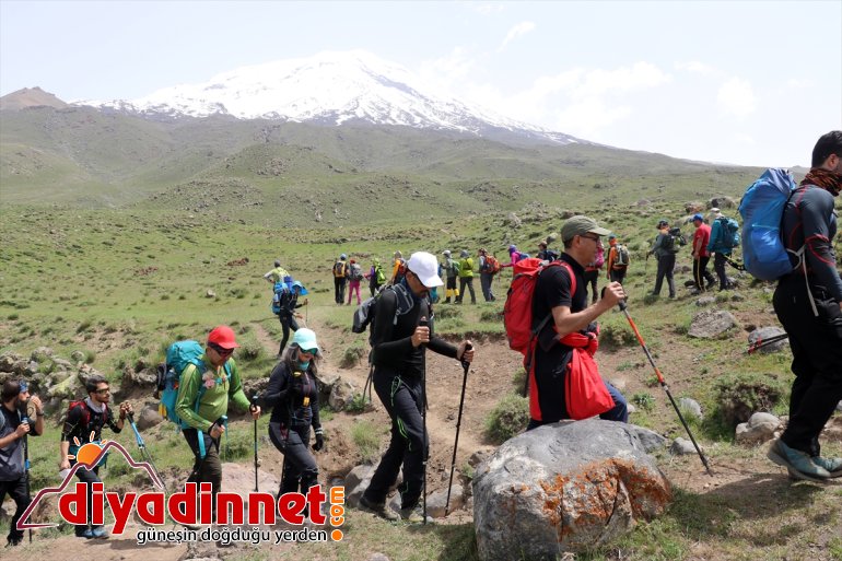 İranlı doğa ve dağcılık tutkunları zirve tırmanışı için Ağrı Dağı