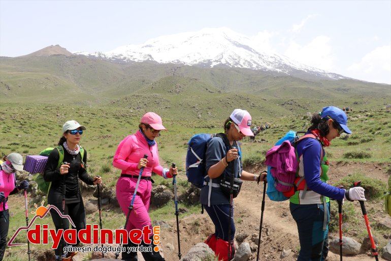 İranlı doğa ve dağcılık tutkunları zirve tırmanışı için Ağrı Dağı