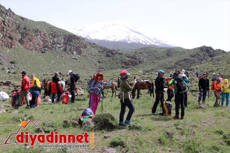 İranlı doğa ve dağcılık tutkunları zirve tırmanışı için Ağrı Dağı
