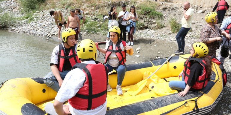 İranlı turistler Çatak Çayı'nda rafting heyecanı yaşadı