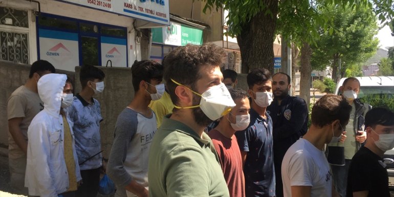 İstanbul'dan Kars'a getirilen 74 düzensiz göçmen, sınır dışı edilmek üzere Erzurum'a gönderildi