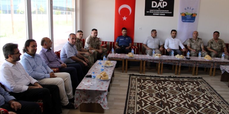 Kale'de tayini çıkan komutan ve jandarma personeline veda yemeği